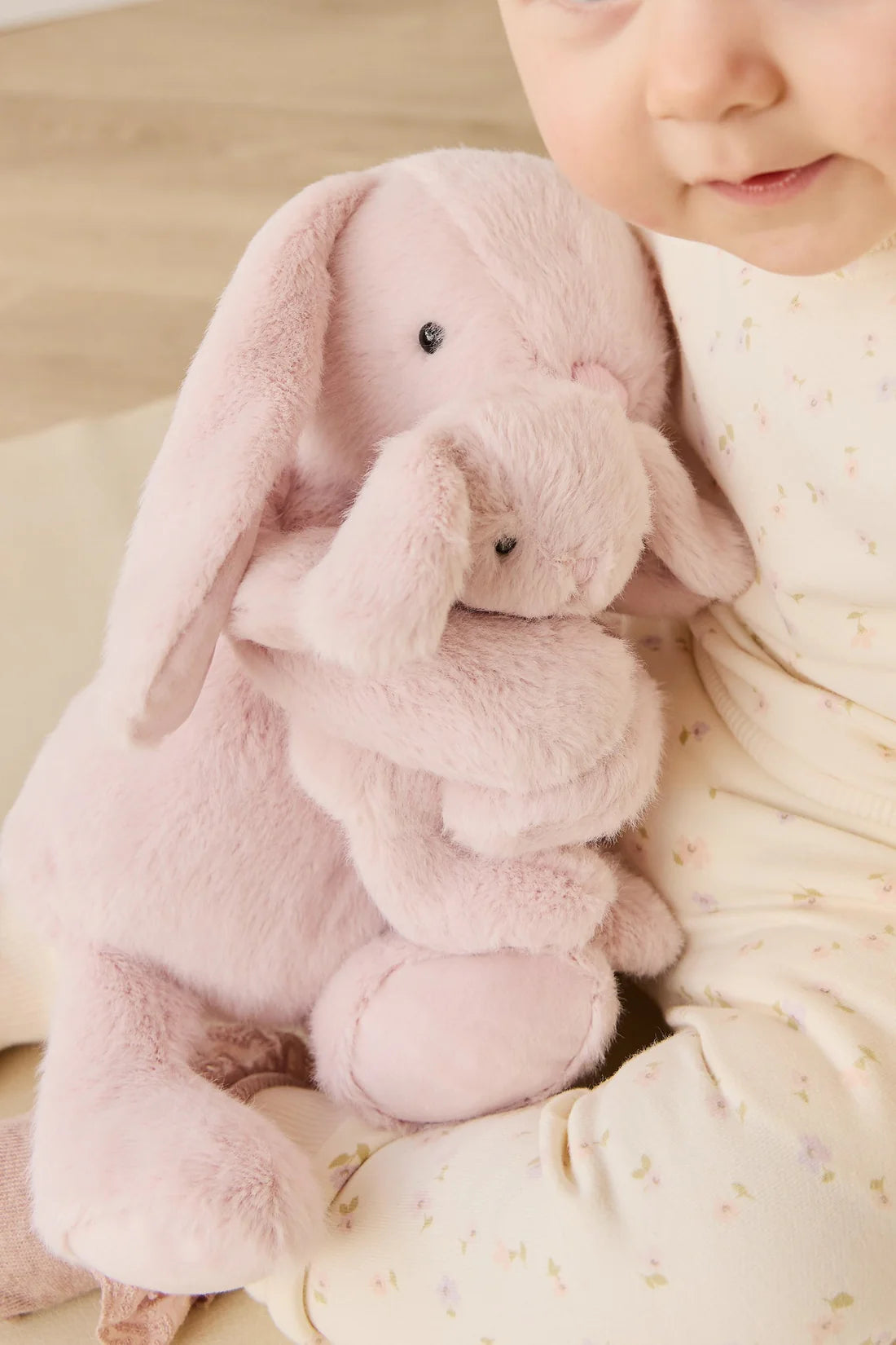 Snuggle Bunnies - Frankie the Hugging Bunny - Blossom